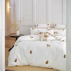 https://s3-ap-southeast-2.amazonaws.com/fusionfactory.commerceconnect.bbnt.production/pim_media/000/211/615/M_F_W26_Autumn_LS_Bedlinen_Ruby_V1_SI.jpg?1774243506