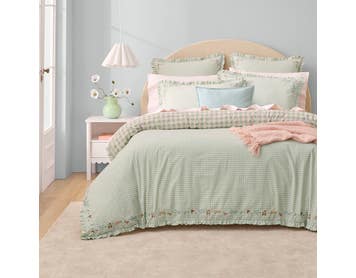 https://s3-ap-southeast-2.amazonaws.com/fusionfactory.commerceconnect.bbnt.production/pim_media/000/212/574/M_F_W26_Bedlinen_BOP_GIA_QQC_SI.jpg?1776147230