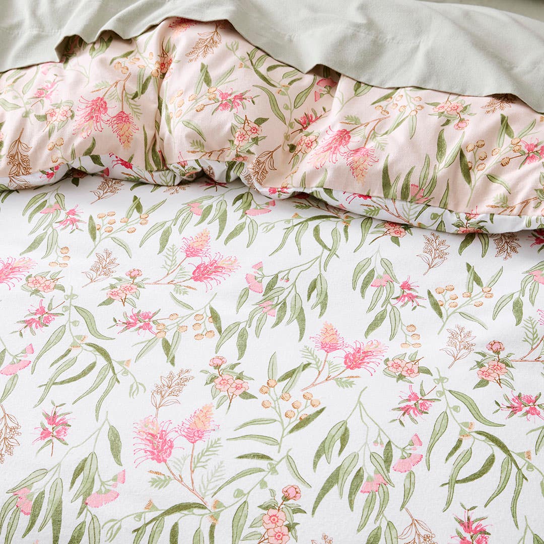 https://s3-ap-southeast-2.amazonaws.com/fusionfactory.commerceconnect.bbnt.production/pim_media/000/205/412/M_F_W26_Bedlinen_BOP_Grevillea_QQC_Detail_1_SI.jpg?1765325775