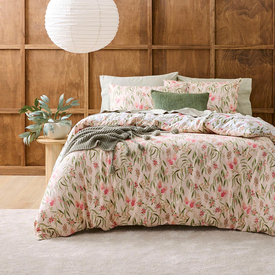 https://s3-ap-southeast-2.amazonaws.com/fusionfactory.commerceconnect.bbnt.production/pim_media/000/205/411/M_F_W26_Bedlinen_BOP_Grevillea_Reverse_QQC_SI.jpg?1765325775