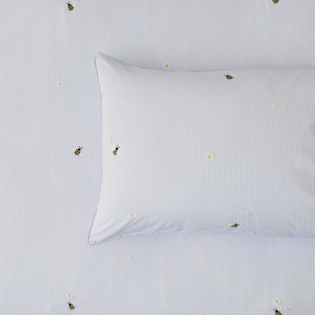 https://s3-ap-southeast-2.amazonaws.com/fusionfactory.commerceconnect.bbnt.production/pim_media/000/208/633/M_F_W26_Bedlinen_BOP_Honey_Embroidery_QQC_Detail_2_SI.jpg?1770693856