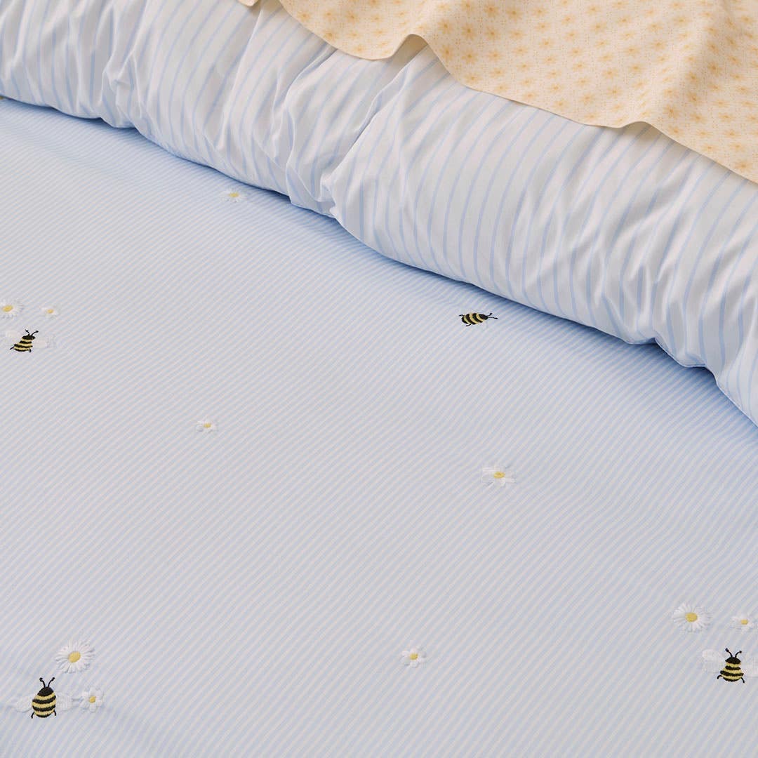 https://s3-ap-southeast-2.amazonaws.com/fusionfactory.commerceconnect.bbnt.production/pim_media/000/208/634/M_F_W26_Bedlinen_BOP_Honey_Embroidery_QQC_Detail_SI.jpg?1770693856