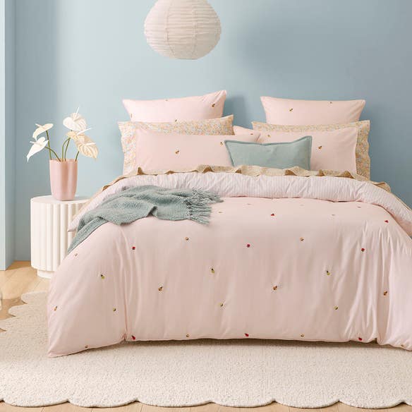 https://s3-ap-southeast-2.amazonaws.com/fusionfactory.commerceconnect.bbnt.production/pim_media/000/209/012/M_F_W26_Bedlinen_BOP_Maddie_Embroidery_QQC_SI.jpg?1770766619