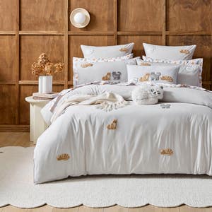 https://s3-ap-southeast-2.amazonaws.com/fusionfactory.commerceconnect.bbnt.production/pim_media/000/206/358/M_F_W26_Bedlinen_BOP_Ruth_QQC_SI.jpg?1767153432
