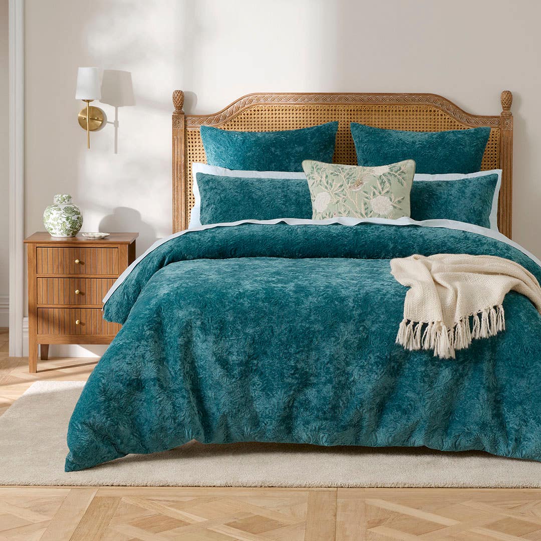 https://s3-ap-southeast-2.amazonaws.com/fusionfactory.commerceconnect.bbnt.production/pim_media/000/209/071/M_F_W26_Bedlinen_BOP_Serena_QQC_SI.jpg?1770767515
