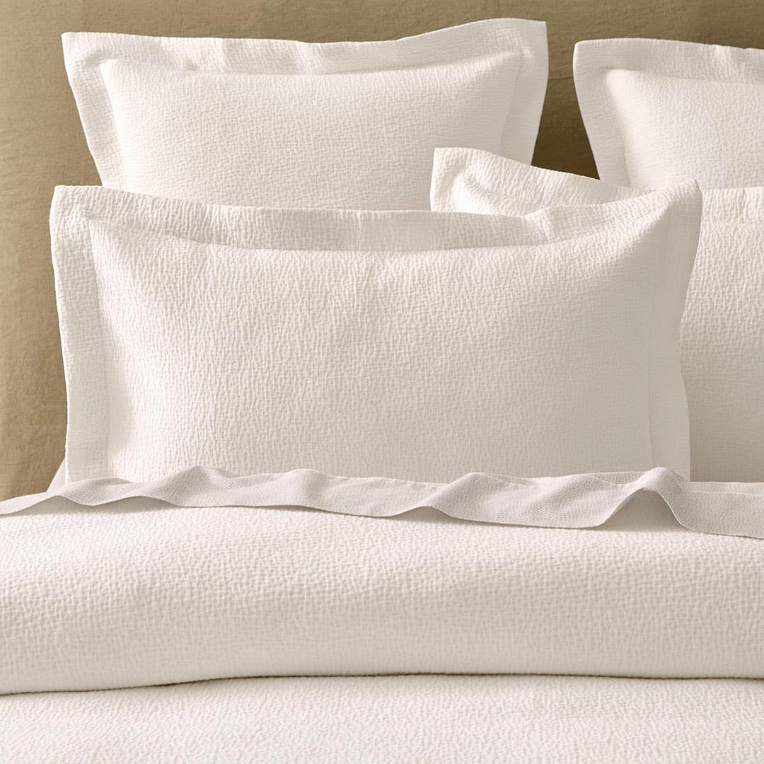 https://s3-ap-southeast-2.amazonaws.com/fusionfactory.commerceconnect.bbnt.production/pim_media/000/207/042/M_F_W26_Bedlinen_BOP_Tobias_QQC_Pillow_SI.jpg?1767932716