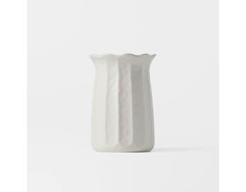 https://s3-ap-southeast-2.amazonaws.com/fusionfactory.commerceconnect.bbnt.production/pim_media/000/205/717/M_F_W26_Curtis-Ceramic-Vase-Lrg_White_26894201_SI.jpg?1765343247
