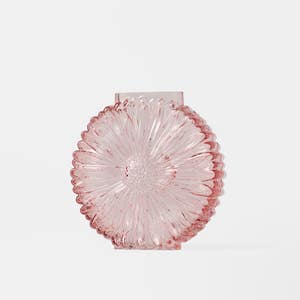 https://s3-ap-southeast-2.amazonaws.com/fusionfactory.commerceconnect.bbnt.production/pim_media/000/205/727/M_F_W26_Daisy-Glass-Vase-Lrg_Pink_26922901_SI.jpg?1765343510