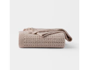 https://s3-ap-southeast-2.amazonaws.com/fusionfactory.commerceconnect.bbnt.production/pim_media/000/209/294/M_F_W26_Emmie-Knitted-Throw_Nutmeg_26938102_SI.jpg?1770773032