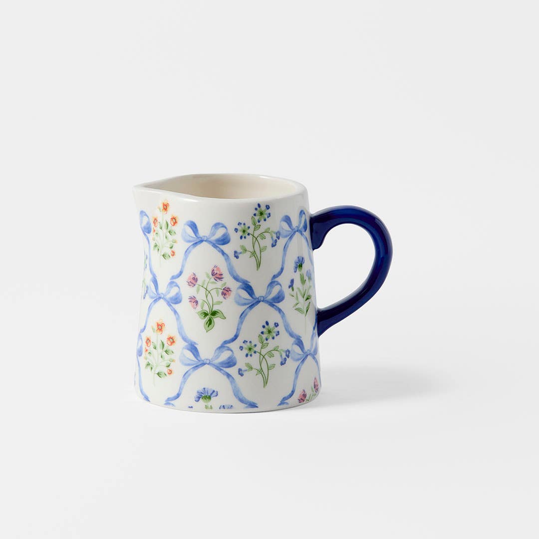 https://s3-ap-southeast-2.amazonaws.com/fusionfactory.commerceconnect.bbnt.production/pim_media/000/206/436/M_F_W26_Floral-Bow-Milk-Jug-200ml_Blue_26854701_SI.jpg?1767156932