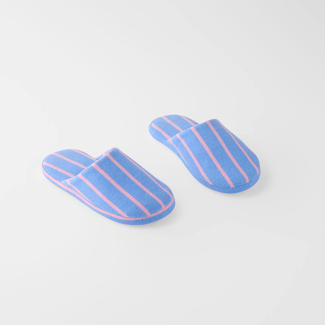 https://s3-ap-southeast-2.amazonaws.com/fusionfactory.commerceconnect.bbnt.production/pim_media/000/210/896/M_F_W26_Henri-Flannel-Slippers-S-M_Blue-Pink_26846001_V2_SI.jpg?1773198401