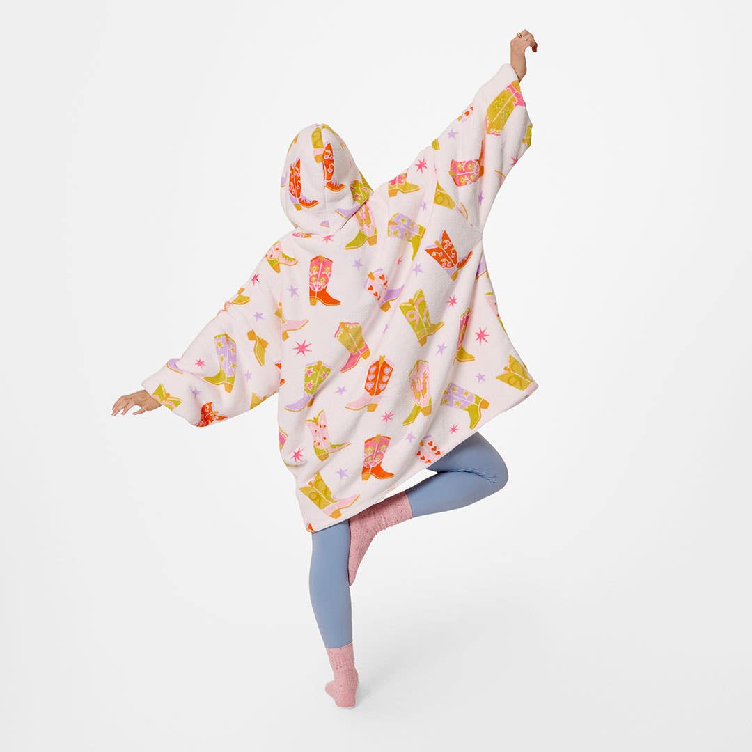 https://s3-ap-southeast-2.amazonaws.com/fusionfactory.commerceconnect.bbnt.production/pim_media/000/209/945/M_F_W26_Hooded-Sherpa-Cowgirl_Cowgirl_26916001_V3_SI.jpg?1770944287