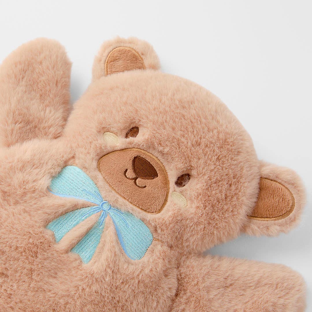 https://s3-ap-southeast-2.amazonaws.com/fusionfactory.commerceconnect.bbnt.production/pim_media/000/209/466/M_F_W26_Little-Bear-Heat-Pack_Tan-Blue_26898901_Detail_SI.jpg?1770789324