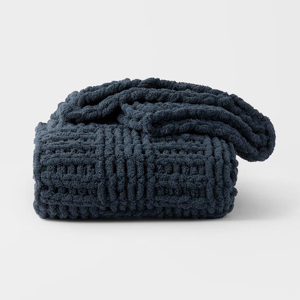 https://s3-ap-southeast-2.amazonaws.com/fusionfactory.commerceconnect.bbnt.production/pim_media/000/209/751/M_F_W26_Millen-Chunky-Knit-Throw_Charcoal_26900702_SI.jpg?1770867463