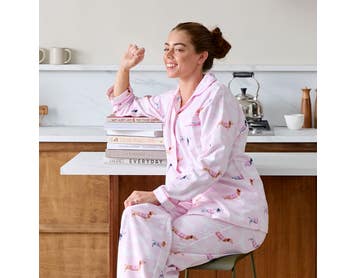 https://s3-ap-southeast-2.amazonaws.com/fusionfactory.commerceconnect.bbnt.production/pim_media/000/209/718/M_F_W26_PJs_Studio_LS_Dachsie_Flannel_PJ_L_SI.jpg?1770861530