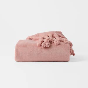 https://s3-ap-southeast-2.amazonaws.com/fusionfactory.commerceconnect.bbnt.production/pim_media/000/210/135/M_F_W26_Pia-Plush-Throw_Blush_26853705_SI.jpg?1771465359