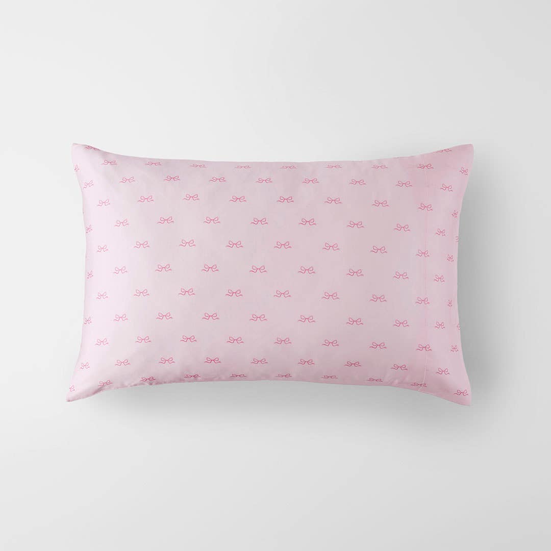 https://s3-ap-southeast-2.amazonaws.com/fusionfactory.commerceconnect.bbnt.production/pim_media/000/206/884/M_F_W26_STD-Silk-Print-Pillowcase-Sweet-Bows_Light-Pink_26942101_SI.jpg?1767920720