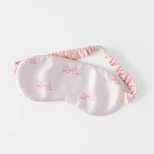 https://s3-ap-southeast-2.amazonaws.com/fusionfactory.commerceconnect.bbnt.production/pim_media/000/211/272/M_F_W26_Silk-Eyemask_Light-Pink_26942401_SI.jpg?1773633479