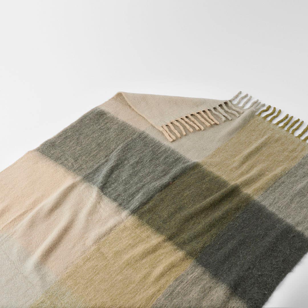 https://s3-ap-southeast-2.amazonaws.com/fusionfactory.commerceconnect.bbnt.production/pim_media/000/210/621/M_F_W26_Torben-Throw_Charcoal-Khaki_26936304_Detail-02_SI.jpg?1772587526