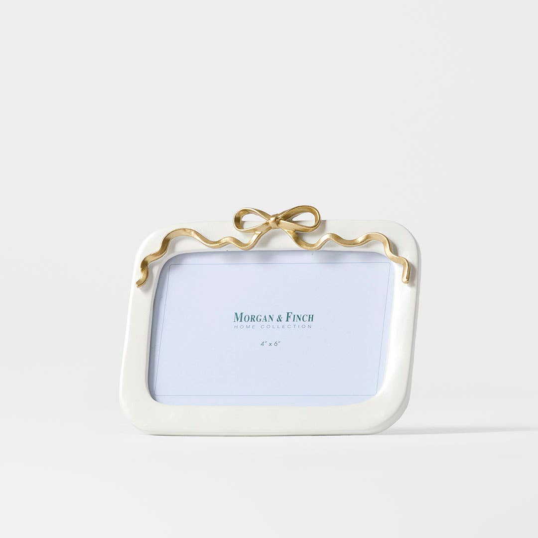 https://s3-ap-southeast-2.amazonaws.com/fusionfactory.commerceconnect.bbnt.production/pim_media/000/206/014/M_F_W26_Trailing-Bow-Photo-Frame-4x6_White-Gold_26892201_SI.jpg?1767070787
