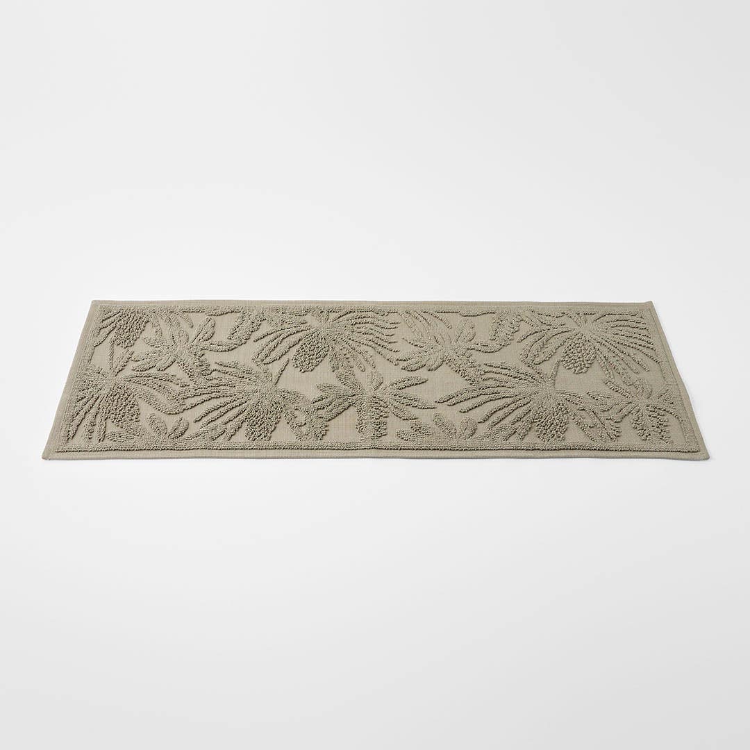 https://s3-ap-southeast-2.amazonaws.com/fusionfactory.commerceconnect.bbnt.production/pim_media/000/209/211/M_F_W26_Wild-Banksia-Bath-Runner_Khaki_26913701_SI.jpg?1770769624