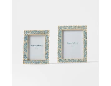 https://s3-ap-southeast-2.amazonaws.com/fusionfactory.commerceconnect.bbnt.production/pim_media/000/209/473/M_F_W26_Willow-Photo-Frame-Range_Blue-White_26908_R_SI.jpg?1770789837