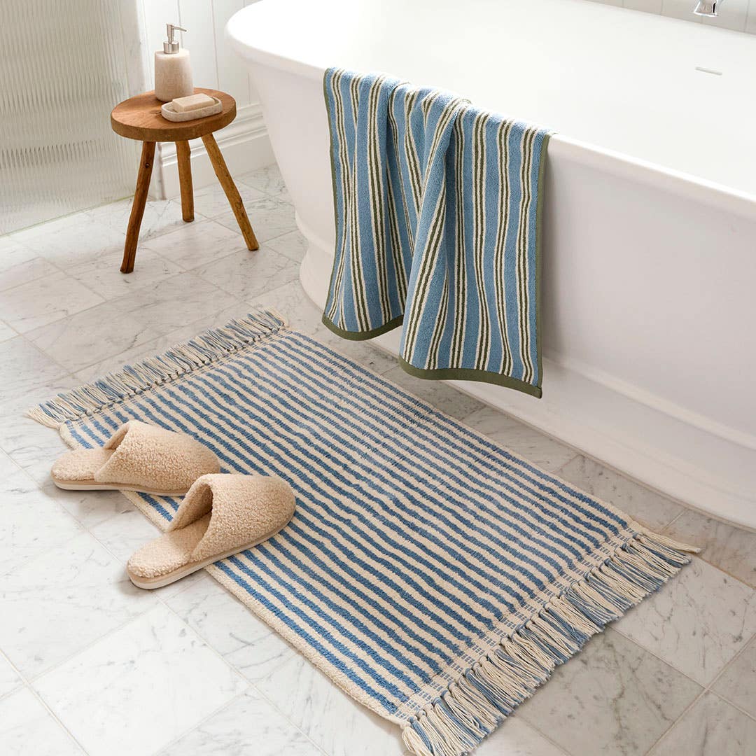 https://s3-ap-southeast-2.amazonaws.com/fusionfactory.commerceconnect.bbnt.production/pim_media/000/212/011/M_F_W26_Winter_Hampton_LS_Bathroom_Bathmat_Parker_Blue_Ivory_SI.jpg?1774826312