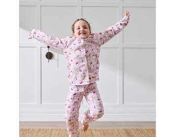 https://s3-ap-southeast-2.amazonaws.com/fusionfactory.commerceconnect.bbnt.production/pim_media/000/207/543/M_F_Winter_26_Studio_Kids_PJs-Flannel_Cherry_Dash-3_SI.jpg?1769487825