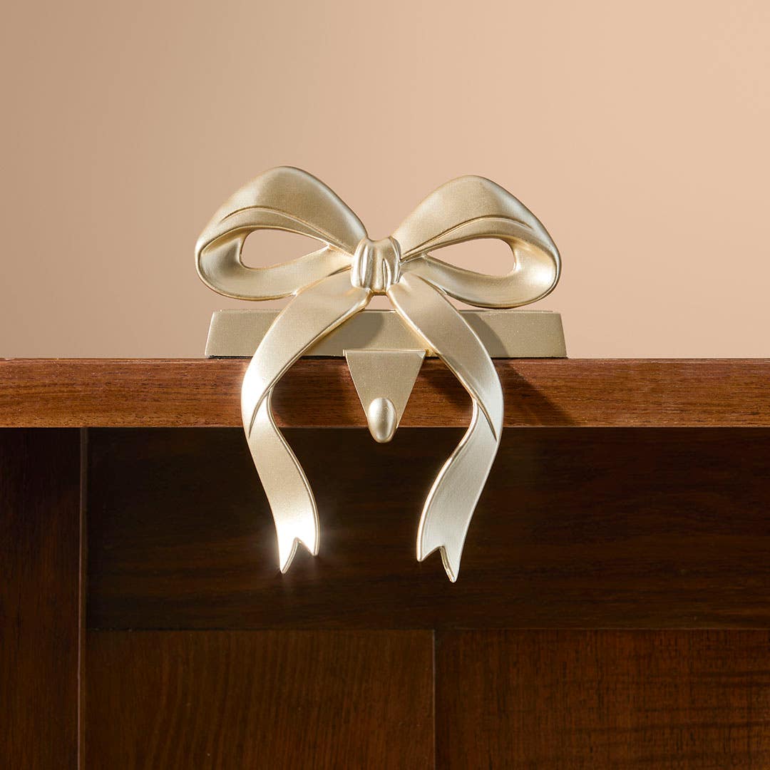 https://s3-ap-southeast-2.amazonaws.com/fusionfactory.commerceconnect.bbnt.production/pim_media/000/216/827/M_F_Xmas-26-27_CG_HOOKS_Metal-Bow-Stocking-Holder_27007501_SI.jpg?1783659544