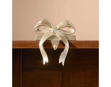 https://s3-ap-southeast-2.amazonaws.com/fusionfactory.commerceconnect.bbnt.production/pim_media/000/216/827/M_F_Xmas-26-27_CG_HOOKS_Metal-Bow-Stocking-Holder_27007501_SI.jpg?1783659544