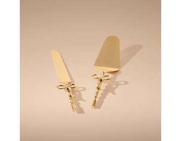 https://s3-ap-southeast-2.amazonaws.com/fusionfactory.commerceconnect.bbnt.production/pim_media/000/216/913/M_F_Xmas-26-27_CG_XMAS_DINING_Bow-Stainless-Steel-Cake-Set-Gold_26242801_SI.jpg?1783897468