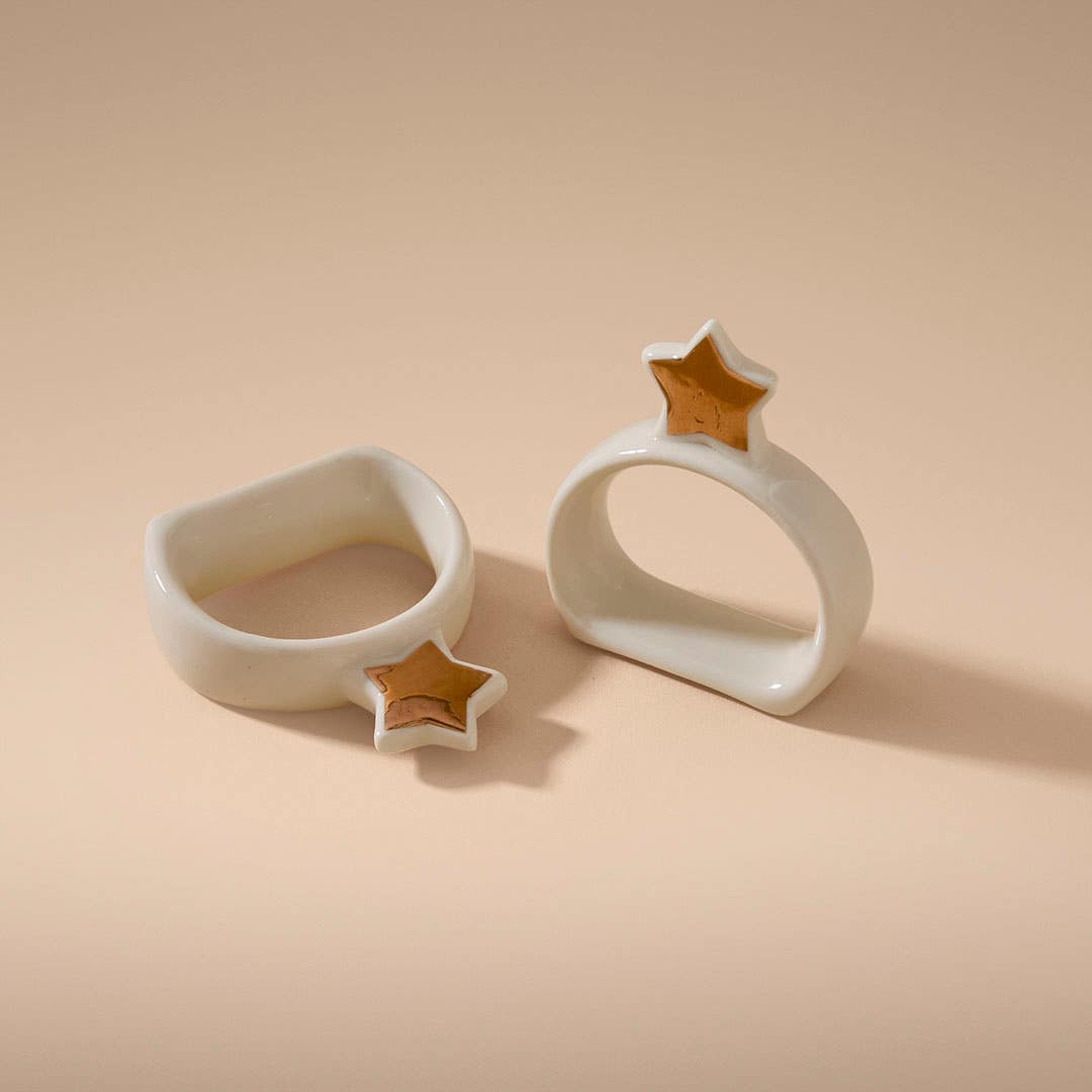 https://s3-ap-southeast-2.amazonaws.com/fusionfactory.commerceconnect.bbnt.production/pim_media/000/212/999/M_F_Xmas-26-27_CG_XMAS_DINING_S4_Porcelain_Star_Napkin_Ring_27083101_SI.jpg?1777616089
