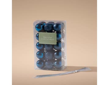 https://s3-ap-southeast-2.amazonaws.com/fusionfactory.commerceconnect.bbnt.production/pim_media/000/218/077/M_F_Xmas-26-27_HT_BOXEDBALLS_Boxed-Baubles-30mm-x-30_Midnight_27087302_PKG_SI.jpg?1785115350