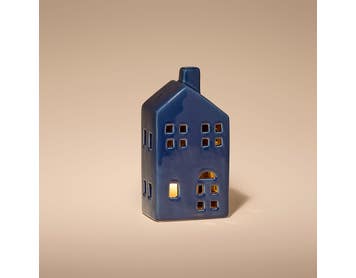 https://s3-ap-southeast-2.amazonaws.com/fusionfactory.commerceconnect.bbnt.production/pim_media/000/213/075/M_F_Xmas-26-27_HT_STAND-DECS_Porcelain-Village-House-Med_27083801_V2_SI.jpg?1778209667