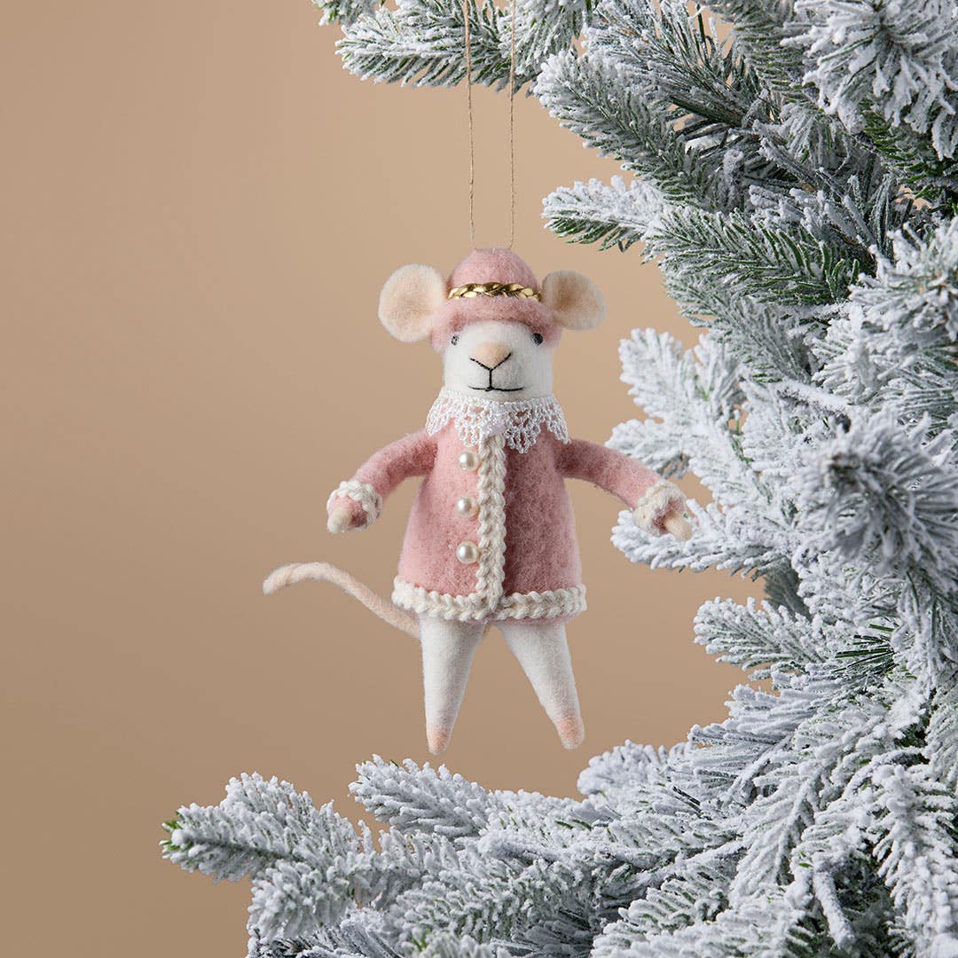 https://s3-ap-southeast-2.amazonaws.com/fusionfactory.commerceconnect.bbnt.production/pim_media/000/218/269/M_F_Xmas-26-27_LM_DECS_Socialite-Mouse-in-Coat-Dec_27075801_SI.jpg?1785216112
