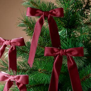 https://s3-ap-southeast-2.amazonaws.com/fusionfactory.commerceconnect.bbnt.production/pim_media/000/222/391/M_F_Xmas-26-27_LM_Decs_Set_S6_Velvet_Bow_Clips_23256303_Detail_Burgundy_SI.jpg?1789601040