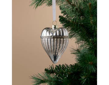 https://s3-ap-southeast-2.amazonaws.com/fusionfactory.commerceconnect.bbnt.production/pim_media/000/216/749/M_F_Xmas-26-27_S4_HT_DECS_Glass-Antiqued-Hinge-Heart-Dec_27060101_SI.jpg?1783640966