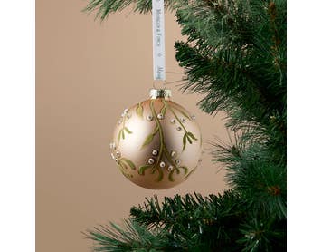 https://s3-ap-southeast-2.amazonaws.com/fusionfactory.commerceconnect.bbnt.production/pim_media/000/216/755/M_F_Xmas-26-27_S4_HT_DECS_Glass-Ball-w-Flowering-Gum_27077601_SI.jpg?1783641777