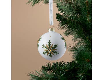 https://s3-ap-southeast-2.amazonaws.com/fusionfactory.commerceconnect.bbnt.production/pim_media/000/218/104/M_F_Xmas-26-27_S4_HT_DECS_Glass-Ball-w-Glitter-Snowflakes_27073501_SI.jpg?1785123125