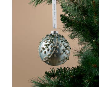 https://s3-ap-southeast-2.amazonaws.com/fusionfactory.commerceconnect.bbnt.production/pim_media/000/216/764/M_F_Xmas-26-27_S4_HT_DECS_Glass-Beaded-Lush-Foliage-Ball_27055101_SI.jpg?1783643852