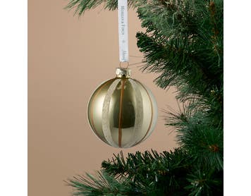 https://s3-ap-southeast-2.amazonaws.com/fusionfactory.commerceconnect.bbnt.production/pim_media/000/216/793/M_F_Xmas-26-27_S4_HT_DECS_Glass-Shiny-Ball-w-Bead-Stripe_27052501_SI.jpg?1783653600