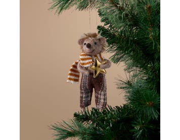 https://s3-ap-southeast-2.amazonaws.com/fusionfactory.commerceconnect.bbnt.production/pim_media/000/216/798/M_F_Xmas-26-27_S4_HT_DECS_Hedgehog-w-Scarf-_-Star-Dec_27070801_SI.jpg?1783654473