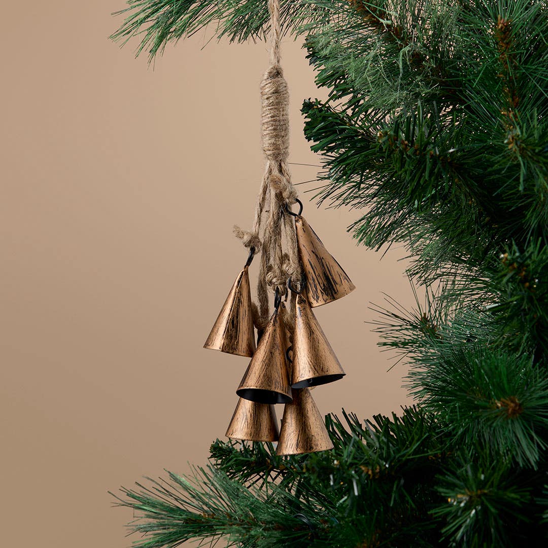 https://s3-ap-southeast-2.amazonaws.com/fusionfactory.commerceconnect.bbnt.production/pim_media/000/216/808/M_F_Xmas-26-27_S4_HT_DECS_Metal-Bell-Cluster-Dec_27071401_SI.jpg?1783656336