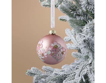 https://s3-ap-southeast-2.amazonaws.com/fusionfactory.commerceconnect.bbnt.production/pim_media/000/216/876/M_F_Xmas-26-27_S4_LM_DECS_Glass-Ball-w-Floral-Decal_27062401_SI.jpg?1783666349