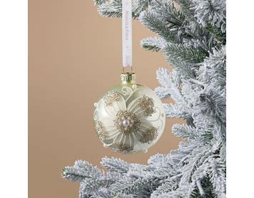 https://s3-ap-southeast-2.amazonaws.com/fusionfactory.commerceconnect.bbnt.production/pim_media/000/217/278/M_F_Xmas-26-27_S4_LM_DECS_Shiny-Glass-Ball-w-Poinsettia_27061801_SI.jpg?1784076133