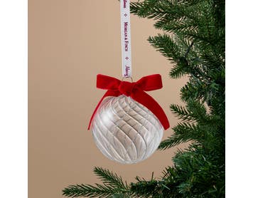 https://s3-ap-southeast-2.amazonaws.com/fusionfactory.commerceconnect.bbnt.production/pim_media/000/217/360/M_F_Xmas-26-27_S4_MR_DECS_Glass-Swirl-Ball-w-Bow_27058601_SI.jpg?1784083099