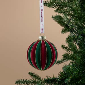 https://s3-ap-southeast-2.amazonaws.com/fusionfactory.commerceconnect.bbnt.production/pim_media/000/217/399/M_F_Xmas-26-27_S4_MR_DECS_Ribbed-Velvet-Ball-w-Gold-Beads_27054201_SI.jpg?1784092012