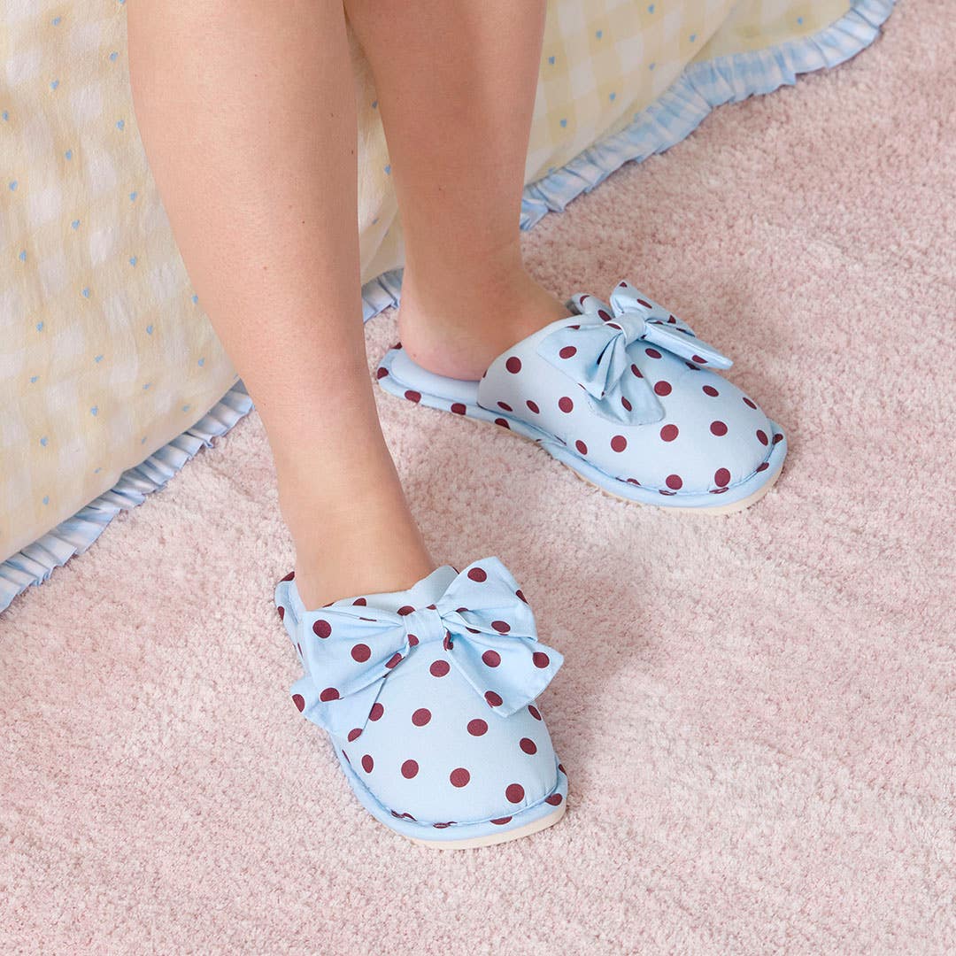 https://s3-ap-southeast-2.amazonaws.com/fusionfactory.commerceconnect.bbnt.production/pim_media/000/219/461/SC_S26-27_Eloise_Spot_Slippers_S_M_Blue_Boysenberry_Talent_27330501_SI.jpg?1787033952