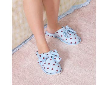 https://s3-ap-southeast-2.amazonaws.com/fusionfactory.commerceconnect.bbnt.production/pim_media/000/219/461/SC_S26-27_Eloise_Spot_Slippers_S_M_Blue_Boysenberry_Talent_27330501_SI.jpg?1787033952