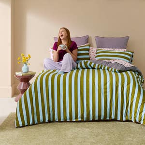 https://s3-ap-southeast-2.amazonaws.com/fusionfactory.commerceconnect.bbnt.production/pim_media/000/212/623/SC_W26_Bedlinen_BOP_Oscar_Stripe_QQC_2_V2_SI.jpg?1776217385